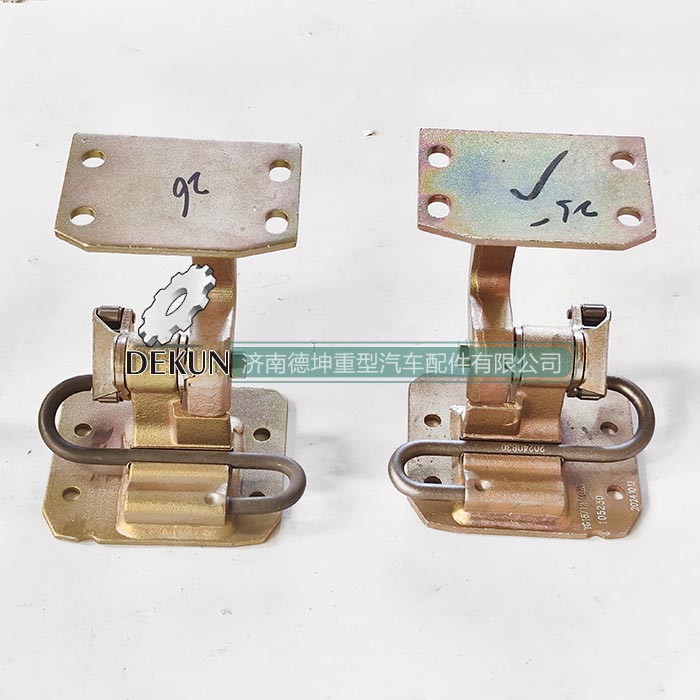 豪沃MAX车门合页上